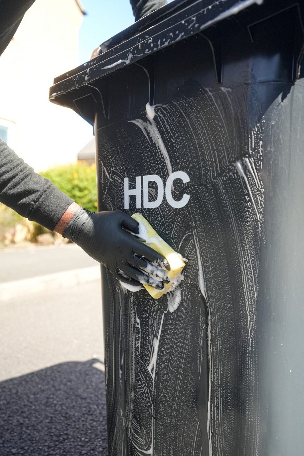 Scrubbing a bin exterior